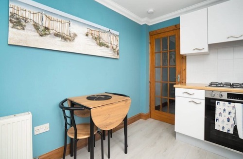 Stonehaven House | 4 Mins walk to the Beach |2BR Home | Free Parking