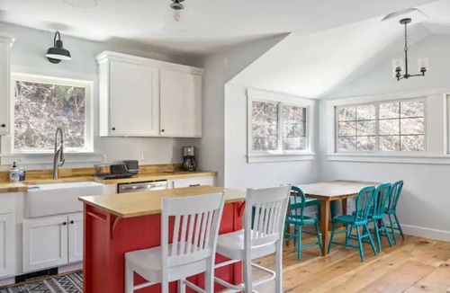 Warren House | 4-minutes to Sugarbush, steps to Warren Village!