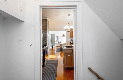 Shorewood House | 4 Minutes Walk to Lake Michigan Atwater Park Beach Balconies Family Pet Friendly