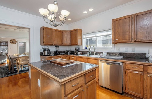 Shorewood House | 4 Minutes Walk to Lake Michigan Atwater Park Beach Balconies Family Pet Friendly