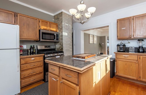 Shorewood House | 4 Minutes Walk to Lake Michigan Atwater Park Beach Balconies Family Pet Friendly