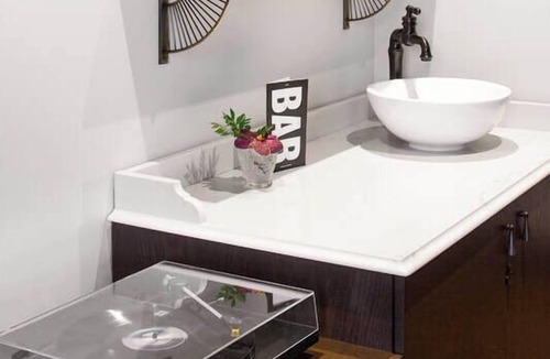 Riverside Hotel | 4 Modern Style Suites at Broadview Ave