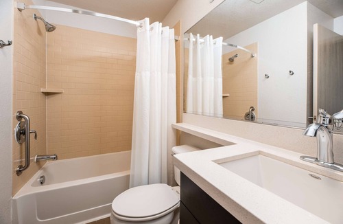 Fossil Creek Hotel | 4 Modern Suites | Full Kitchen | Near Airport – Homelike Amenities
