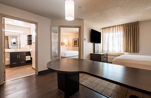 Fossil Creek Hotel | 4 Modern Suites | Full Kitchen | Near Airport – Homelike Amenities