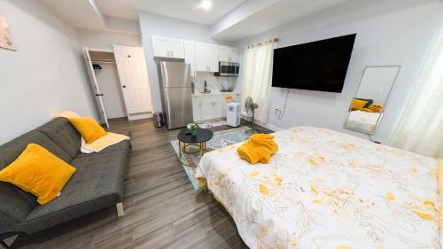 Ampere Apartment | 4 New Apts - 3 Bed Apt 1st Floor & 3 Bed Apt 2nd Floor - 1 Bed Studio Apt Ground Floor & 1 Bed Studio Apt Ground Floor near Penn Station EWR Airport Beth Israel Hospital Manhattan NYC
