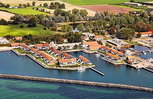 Borre Apartment | 4 person holiday home on a holiday park in Borre