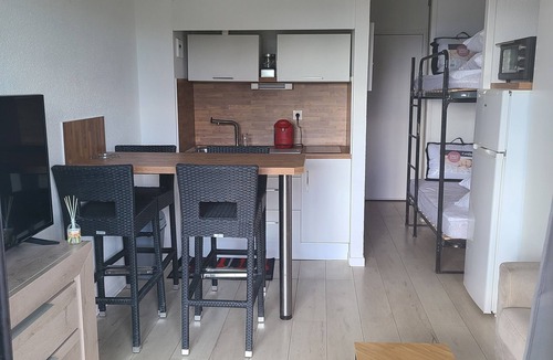 Le Port Apartment | 4-PERSON STUDIO CLOSE TO THE BEACH, PRIVATE PARKING