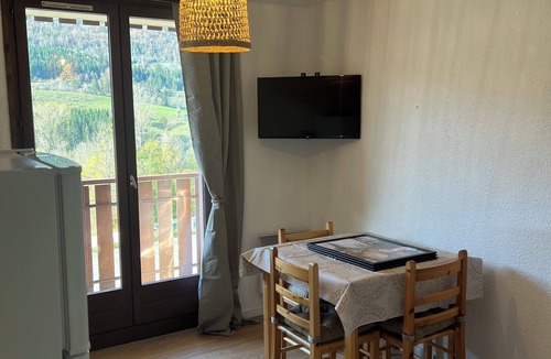 Lelex Apartment | 4-person studio with mountain view. Pets welcome.