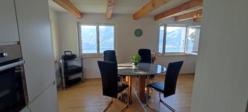 Beckenried Apartment | 4 Personen, Panorama-Seesicht, Balkon, Gartensitzplatz