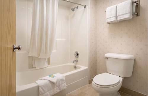 Devils Lake Hotel | 4 Pet-Friendly Accommodations near Lake Region Heritage Center | Free Parking