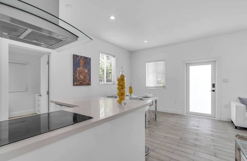 Westchester Apartment | 4 ppl/free parking/Westchester