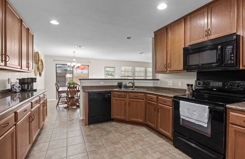 Temple House | 4 Queen Beds + Garage Parking in West Temple