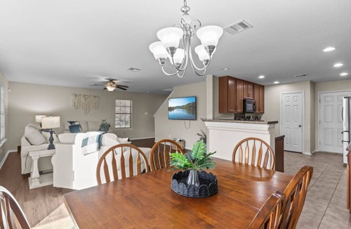 Temple House | 4 Queen Beds + Garage Parking in West Temple