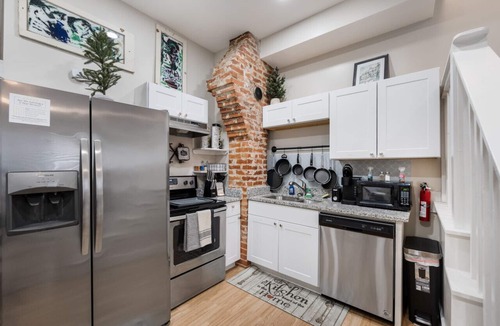 Fort Worth Cottage | 4 Queen Beds High Speed Wifi Private Parking