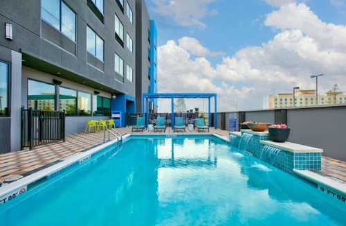 Far North Central Hotel | 4 Relaxing Units Perfect for Quick Access to Local Landmarks