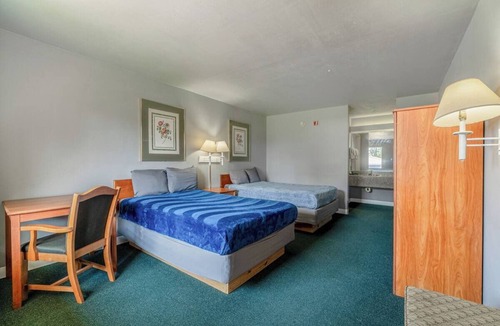 Livingston Hotel | 4 Road Trip-Friendly Rooms w/2 Full Beds Room Close to Dining & Lake Adventures