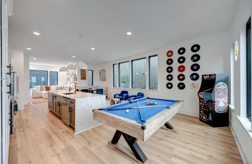 Hurwood Heights House | 4 Rooftop Decks 4 Hot Tubs Game Rooms & Sauna
