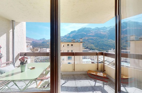 St. Moritz Apartment | 4-room apartment 120 m2 on the 2nd floor, south-west facing position, bright.