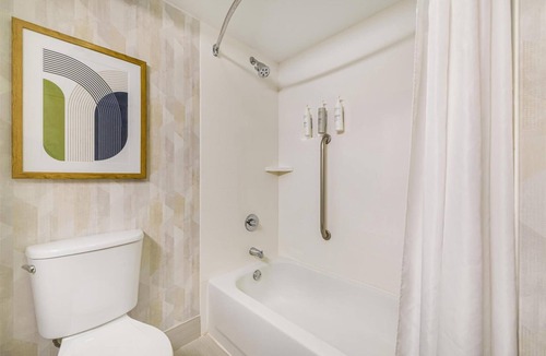Huntsville Hotel | 4 Rooms Ideal for Groups + Free Parking & Breakfast | Von Braun Center - 4.9 mi
