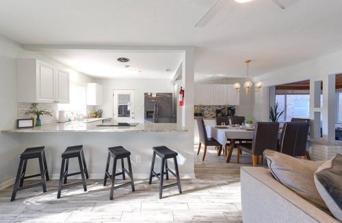 Edgewood House | 4 Rooms, Lake, Pool, Hottub, Bocce Ball, Putting Green, Fire Pit, Plunge