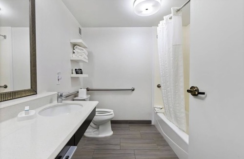 East Texas Hotel | 4 Rooms with Free Continental Breakfast and Pool Near Hiking at Lehigh Parkway