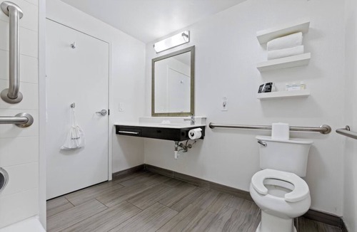 East Texas Hotel | 4 Rooms with Free Continental Breakfast and Pool Near Hiking at Lehigh Parkway