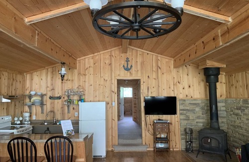 New Bothwell Cottage | 4 Season Lakefront Cabin For Rent - Saint Malo
