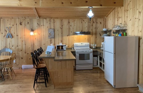 New Bothwell Cottage | 4 Season Lakefront Cabin For Rent - Saint Malo
