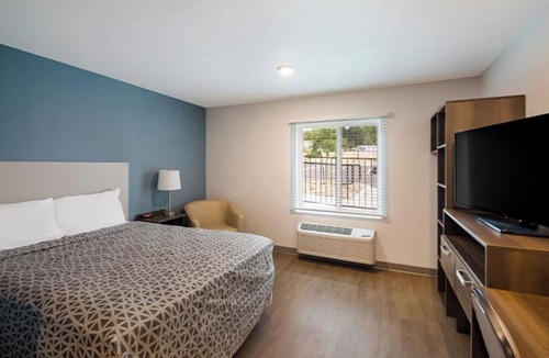 Austin Hotel | 4 Self-Contained Units, Group-Friendly – Queen Bed in Each, Great Location