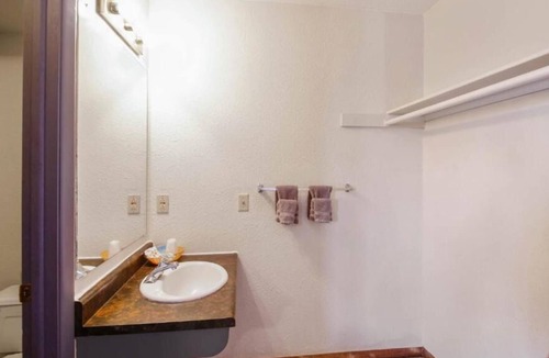Cheyenne Wells House | 4 Sleek Units! Near Eastern Colorado Historical Society Jail Museum