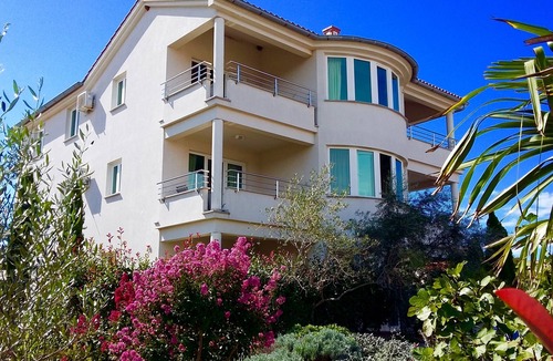 Vantacici Apartment | 4 star apartment in Malinska 150m from the beach with pool, dishwasher, wifi, air conditioning