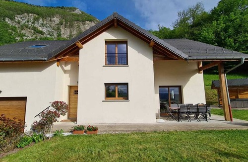 Aiguebelette-le-Lac House | 4-star gîte, 10 people, with SPA, 2 minutes from the lake. Lake view.