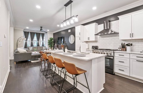 Shadyside Apartment | 4 Story Home|Triple King|Backyard|UPMC Shadyside