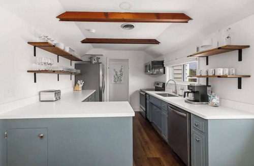 Altavista House | 4 Suites, Hot Tub, Spacious and Perfect for Groups!