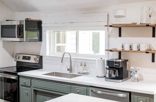 Altavista House | 4 Suites, Hot Tub, Spacious and Perfect for Groups!