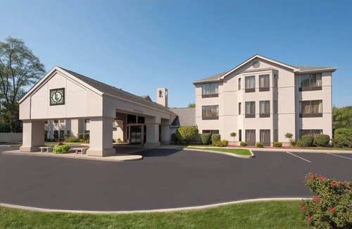 South Bend Hotel | 4 Suites ideal for Group Trips! Enjoy Free Hot Breakfast