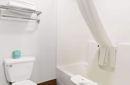 Joliet Hotel | 4 Tranquil Units with Free Breakfast and Indoor Pool Near Rialto Theatre