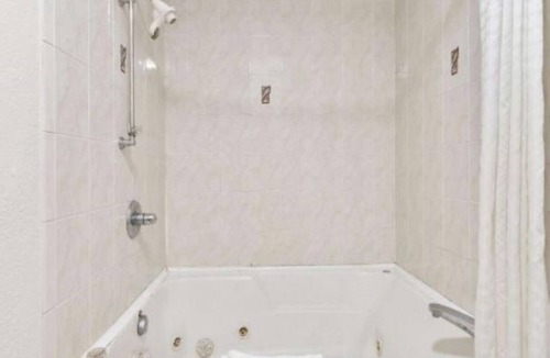 Joliet Hotel | 4 Tranquil Units with Free Breakfast and Indoor Pool Near Rialto Theatre