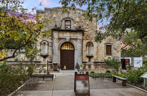 Downtown San Antonio Apartment | 4 Units | Family Stay w/Modern Amenities | Near River Walk & Top Sites