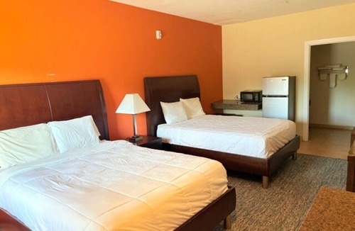 Gonzales Hotel | 4 Units | Family Stay w/Free Parking | Near Palmetto Park & Oil Patch Museum