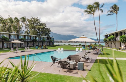 Kahului Hotel | 4 Units Perfect for Groups! Outdoor Pool, Beachfront Location, Pets Allowed