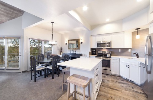 Redmond Cabin | 4 Units w/Kitchen | Pool, Spa, Golf & Free Parking