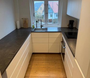 Odense SV Apartment | 4 værelses lejlighed 85m2 med 3 soveværelser og 6 enkelt senge