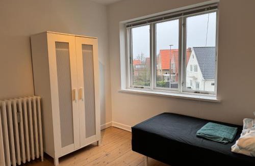 Odense SV Apartment | 4 værelses lejlighed 85m2 med 3 soveværelser og 6 enkelt senge