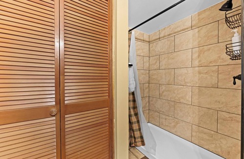 Wiley Cabin | #4 - Waterfall Retreat-Queen Riverfront Room-By Tallulah Gorge