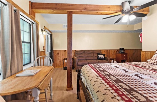 Wiley Cabin | #4 - Waterfall Retreat-Queen Riverfront Room-By Tallulah Gorge