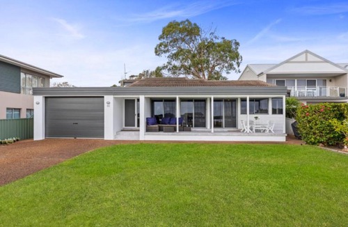 Hawks Nest House | 40 Moira Parade Hawks Nest