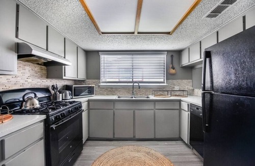 Franklin Park House | 40% Off Long Term Stays! Texas Country Songwriter Theme.