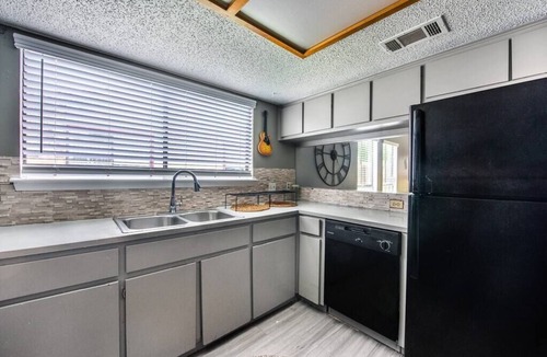 Franklin Park House | 40% Off Long Term Stays! Texas Country Songwriter Theme.