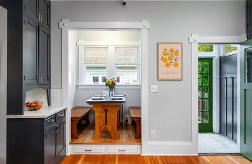 East Queen Anne House | 4000 sf 5br house w/yard 5 min to Space Needle/Pike Mkt 1 blck to Queen Anne Av